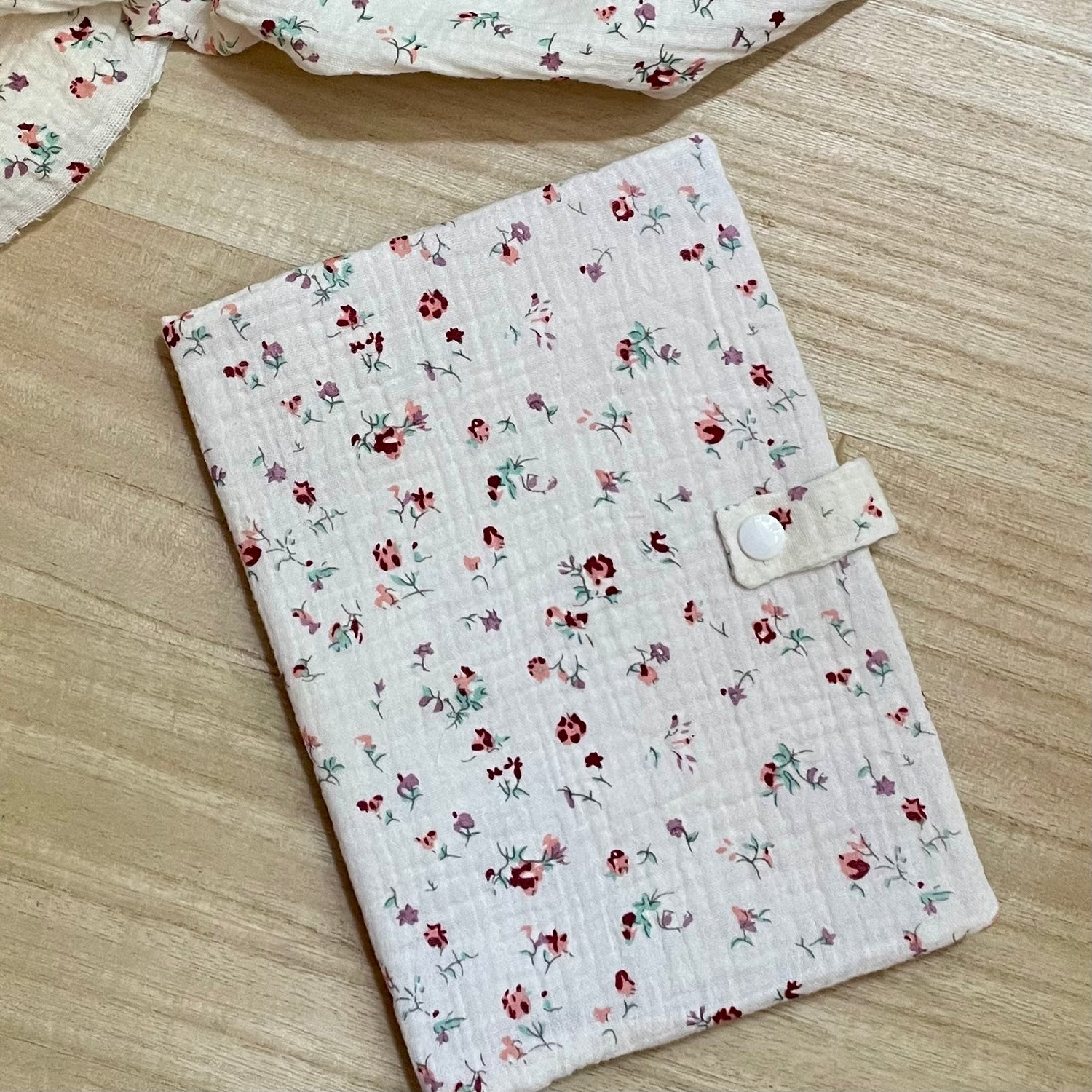 Protège carnet de santé - Creamy Flowers